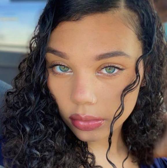 Meet your Posher, Gabriella - Picture 1 of 1